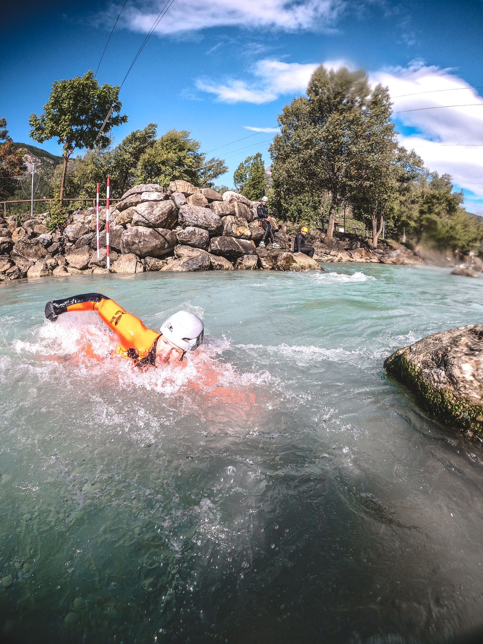 exercice de nage en bassin d'eau vive en stage canyoning