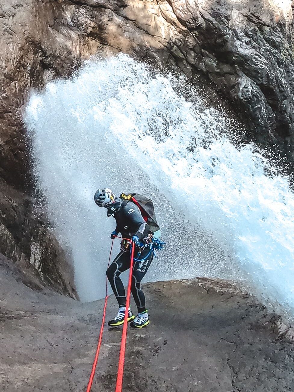 rappel du geyser dans les oules de freissinières lors du stage canyoning eau vive