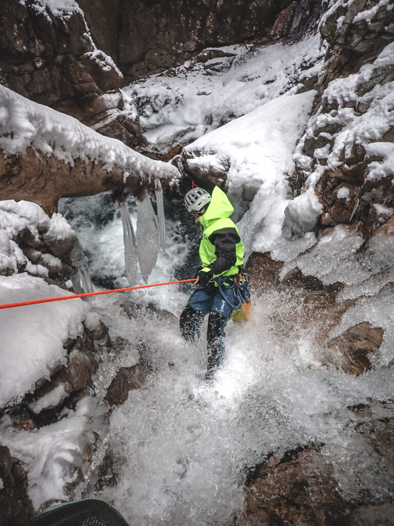 Descente du canyon de Lanchatra dans la vallée du vénéon lors d'un stage canyoning hivernal avec l'école de canyoning des alpes.