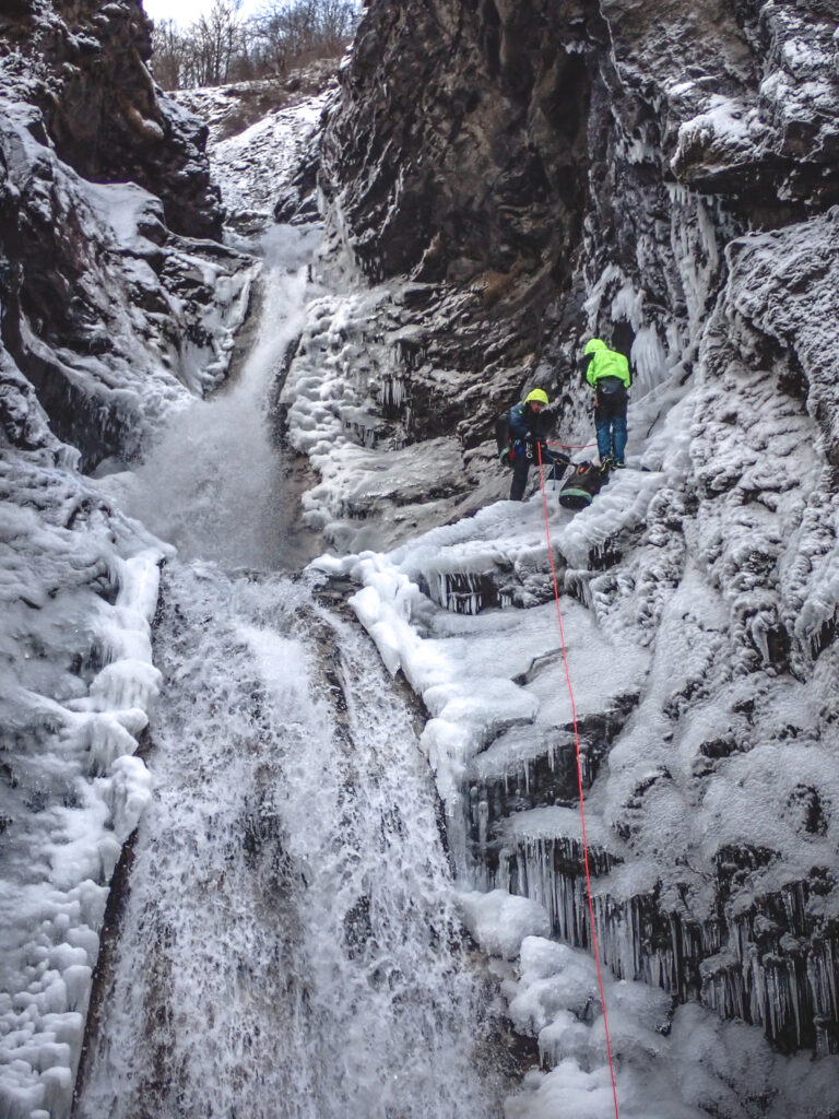 Stage canyoning hivernal dans les écrins - école de canyoning des alpes