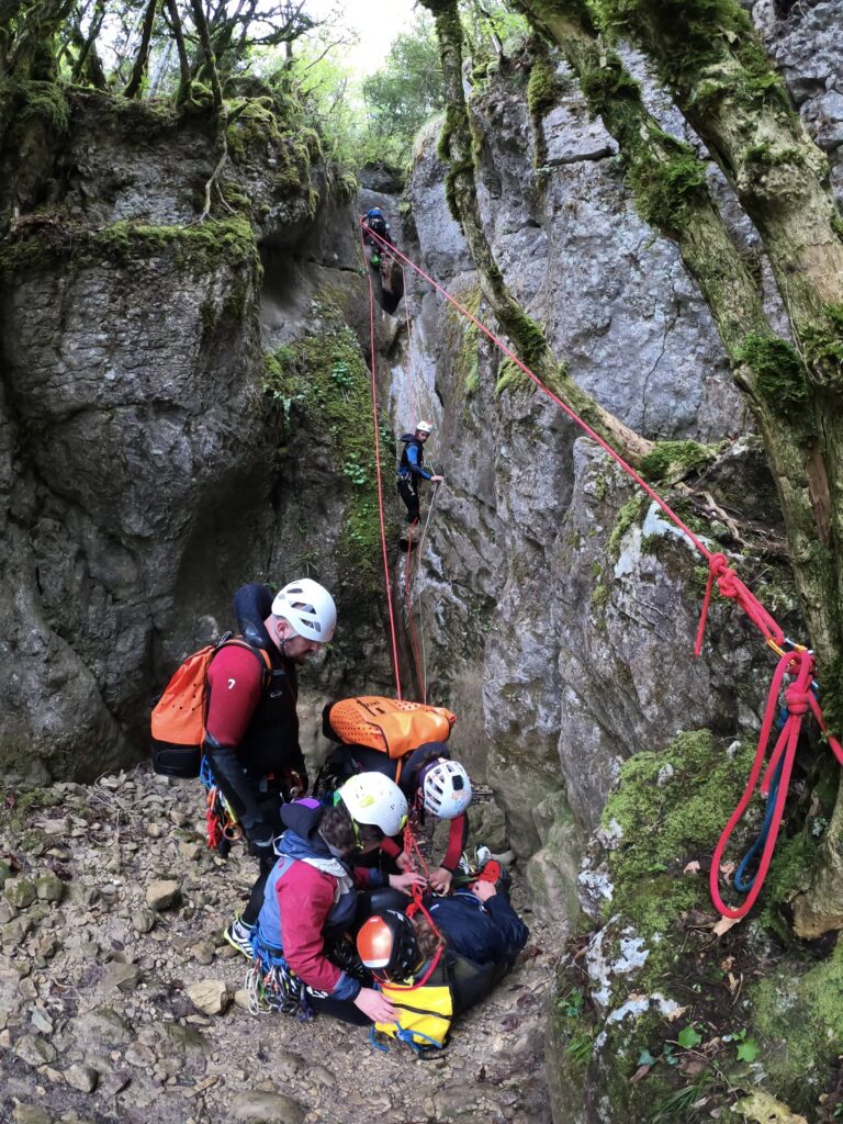 découvrez les techniques de secours sur corde en canyon !