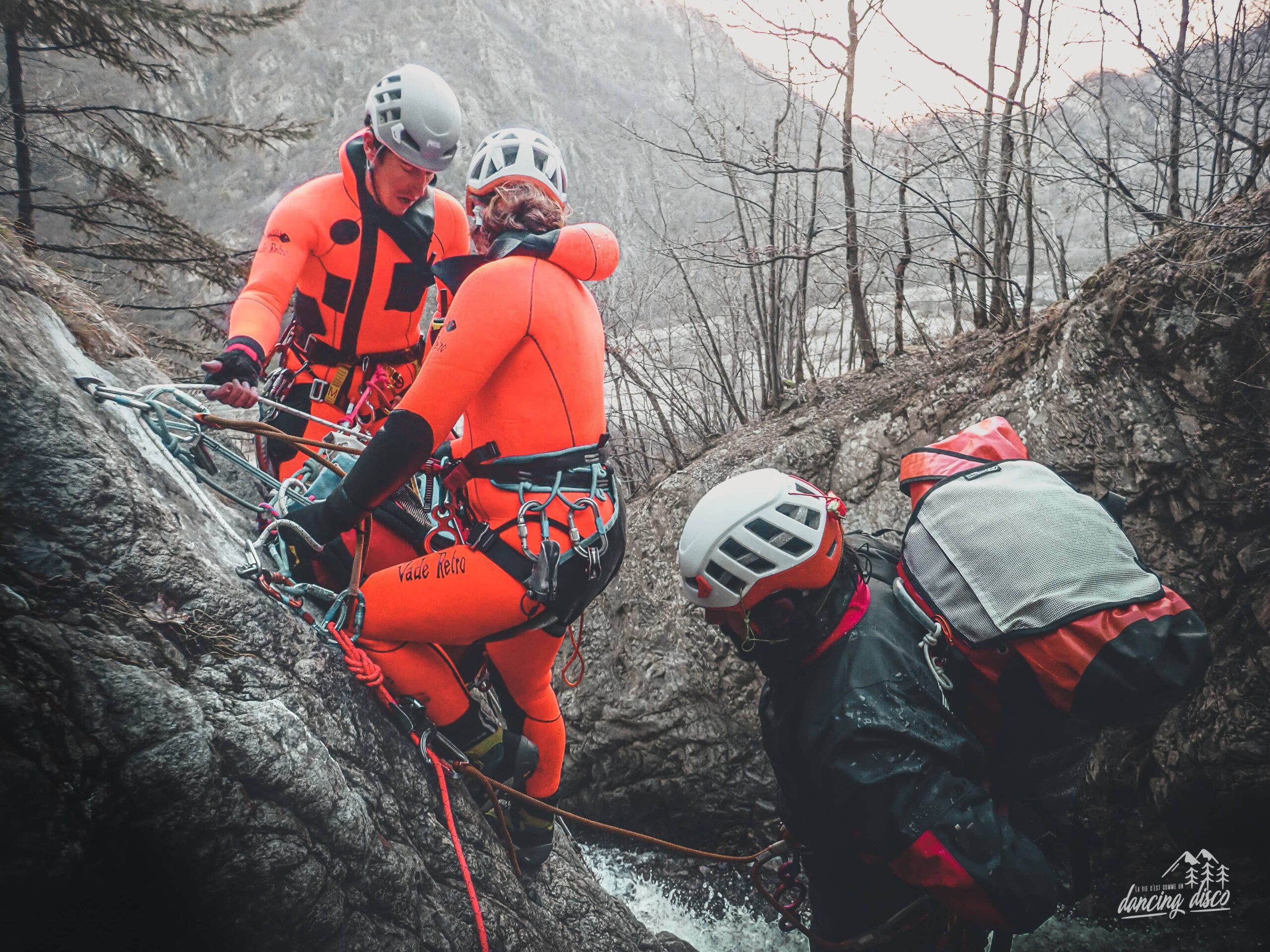 Exercice de secours en canyon lors sur stage canyoning rescue dans le vercors