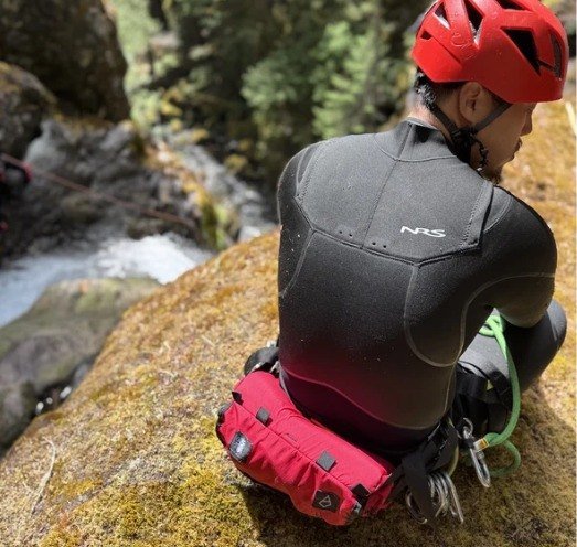 Le F-Pack porté sur les hanches, au bord d'une cascade