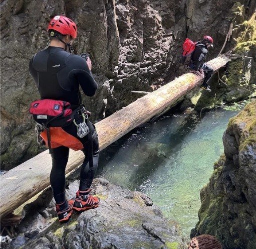 Le F-Pack en canyon, au-dessus d'une vasque