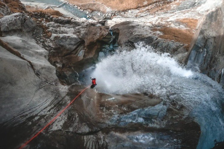 Descente en rappel dans une cascade